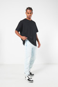 Jean azul claro slim con desgastes, rotos y tiro bajo